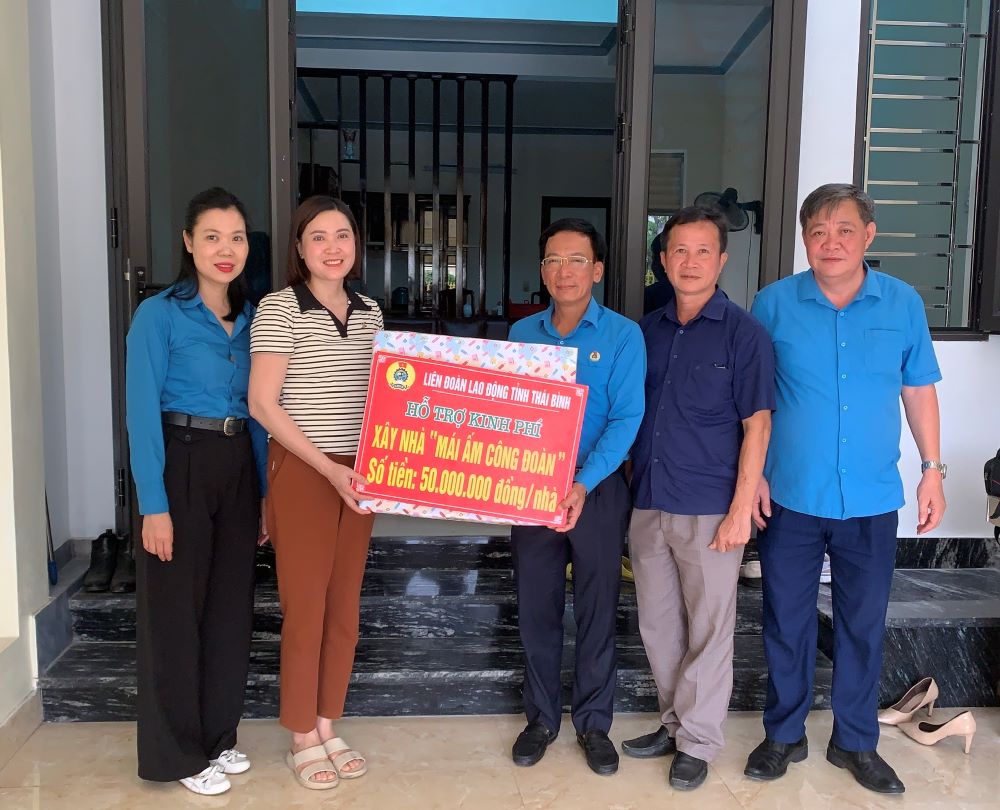 Đại điện lãnh đạo LĐLĐ tỉnh Thái Bình, LĐLĐ huyện Thái Thụy, CĐCS trao kinh phí và quà cho đoàn viên Phạm Thị Phương. Ảnh: Bá Mạnh