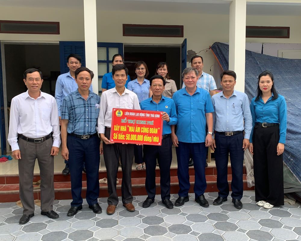 Representantes de la Federacion Laboral de la Provincia de Binh Thai, la Federacion Laboral del Distrito Thai Thuy, las autoridades locales, el nivel de base de base otorgo fondos de apoyo y regalos a los miembros de la Union Bui Ba Tam. Foto: Ba Manh