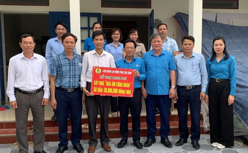 Representatives of the leaders of the Thai Binh Provincial Federation of Labor, the Thai Thuy District Federation of Labor, local authorities, and the Trade Union presented support funds and gifts to union member Bui Ba Tam. Photo: Ba Manh