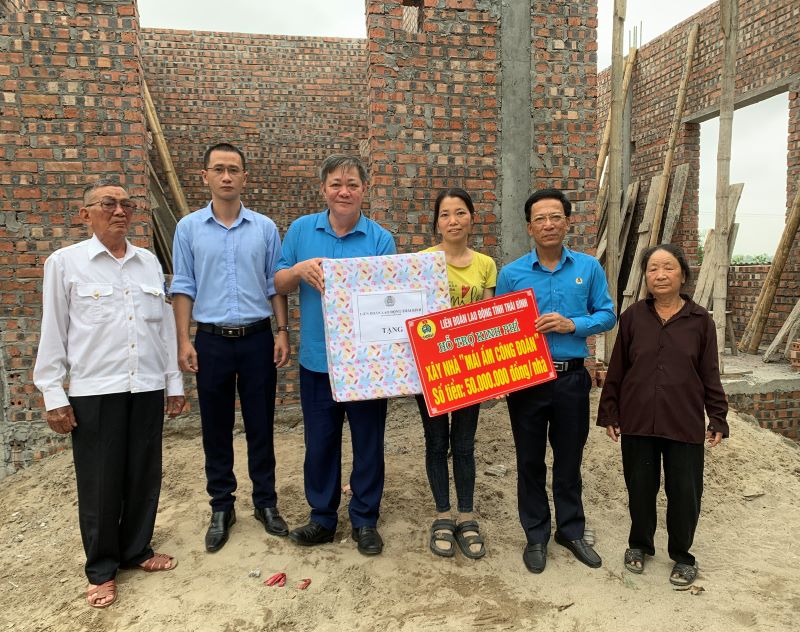 Đại điện lãnh đạo LĐLĐ tỉnh Thái Bình, LĐLĐ huyện Thái Thụy, CĐCS trao kinh phí và quà cho đoàn viên Phạm Thị Phương. Ảnh: Bá Mạnh