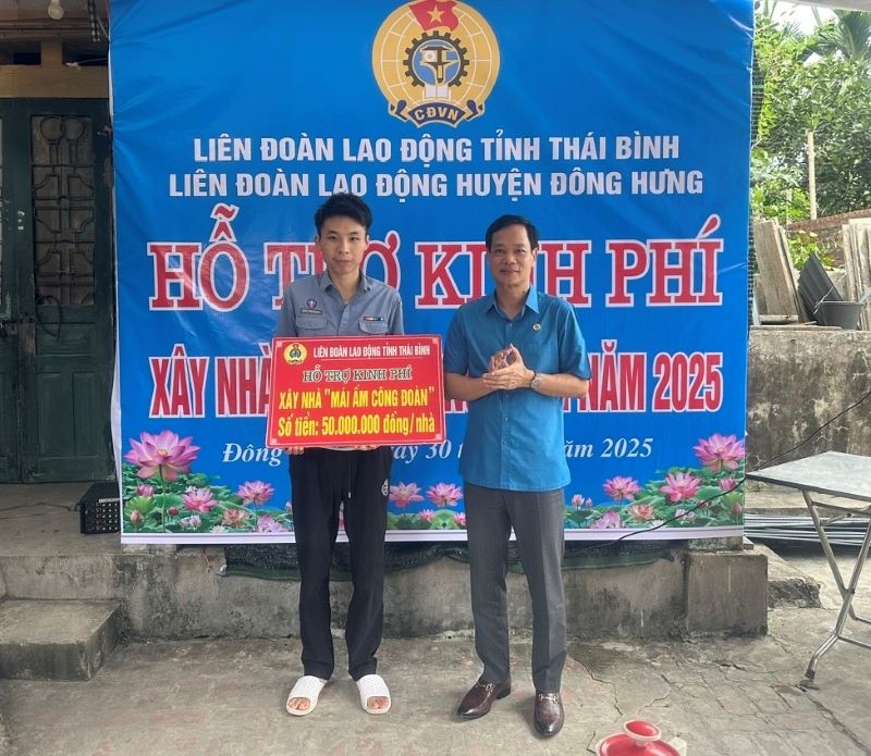 Phó chủ tịch Thường trực LđLđ tỉnh Thái Bình Nguyễn Thái Dương trao kinh phí hỗ trợ xây nhà cho đoàn viên Nguyễn Văn Hà. Ảnh Bá Mạnh