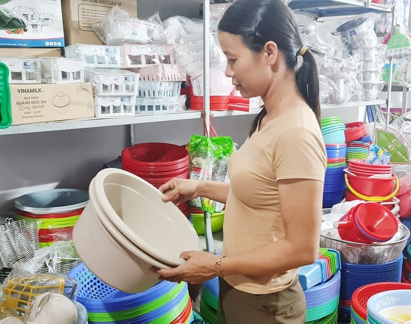 Chị Sen ủng hộ việc tham gia bảo hiểm xã hội bắt buộc với chủ hộ kinh doanh. Ảnh: Minh Hương.