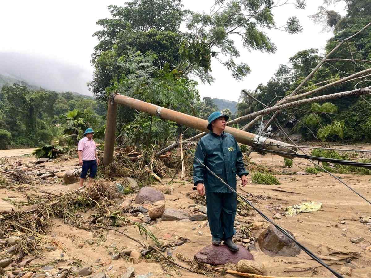 Luc luong chuc nang co mat tai hien truong de khac phuc hau qua mua lu. Anh: Ngoc Anh