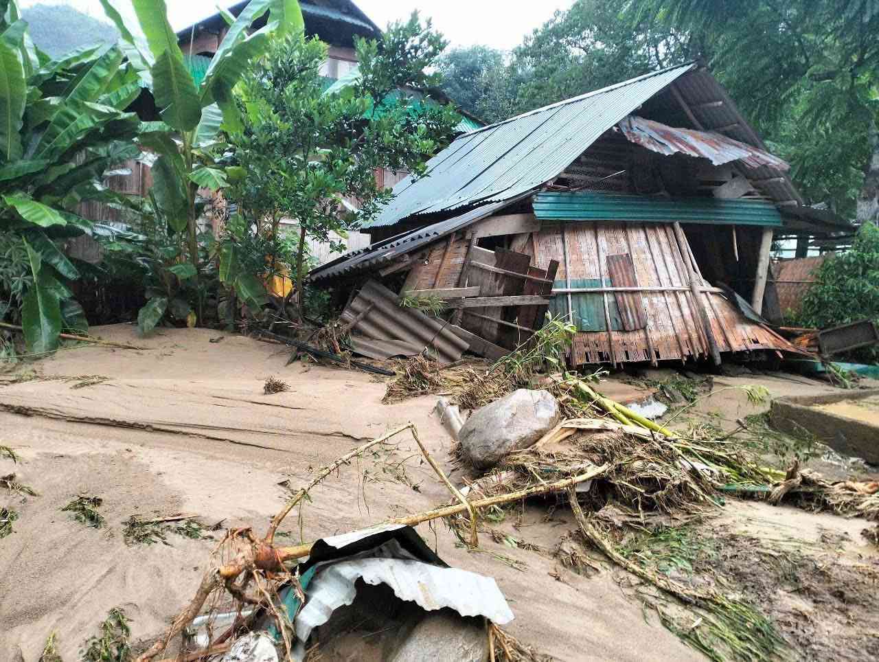 Floods and rains collapsed houses in Tuong Duong district (Nghe An). Photo: Ngoc Anh