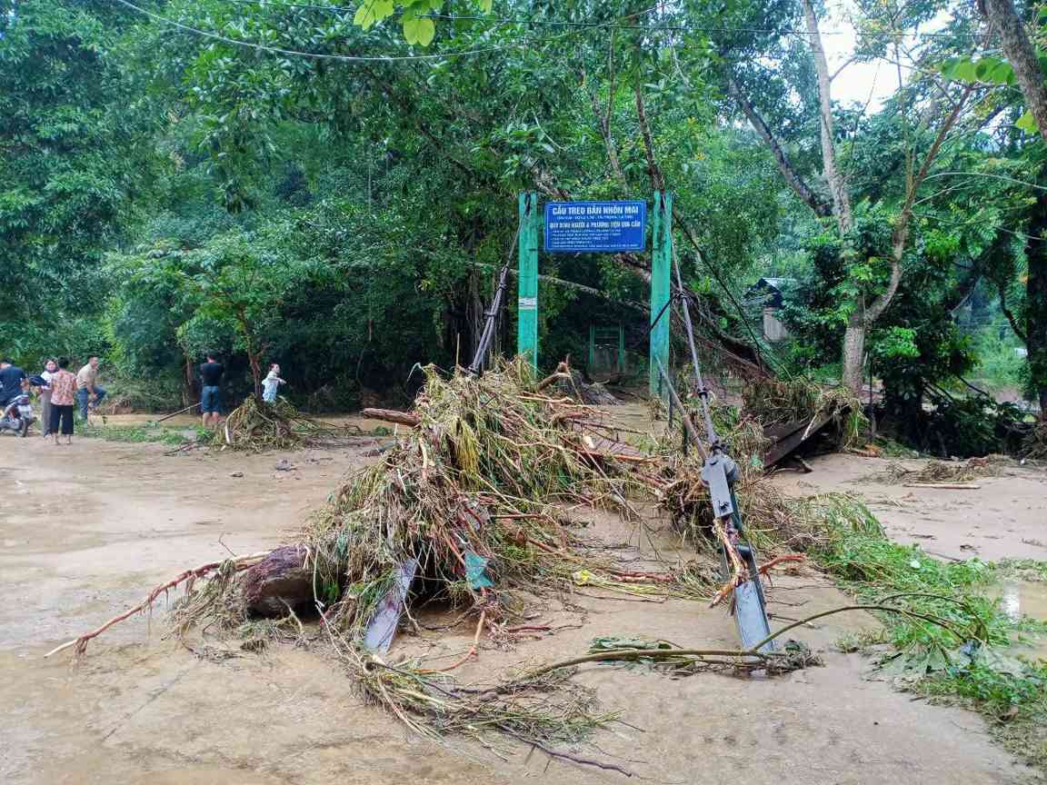 Mua lu gay thiet hai nang ne cho he thong ha tang giao thong dia phuong. Anh: Ngoc Anh