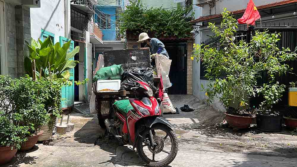 Don vi thu gom rac den tung ho gia dinh de thu don rac thai. Anh: Nhu Quynh