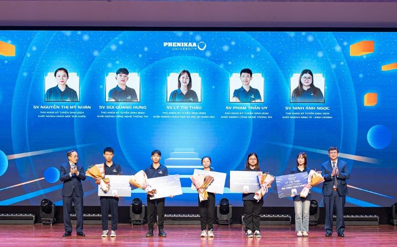 Các trường đại học dành nhiều học bổng cho sinh viên tài năng, xuất sắc và các em có hoàn cảnh khó khăn. Ảnh: Đại học Phenikaa