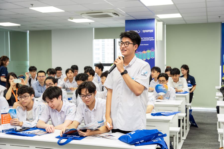 Học sinh lớp 12 trải nghiệm môi trường học tập tại Đại học Phenikaa. Ảnh: Nhà trường