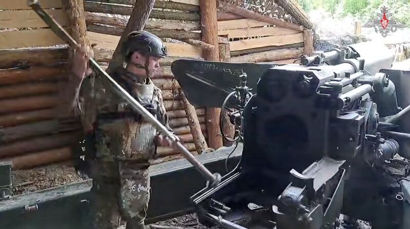 Los soldados rusos cargaron la artilleria Giasint. Foto: Corte del video del Ministerio de Defensa