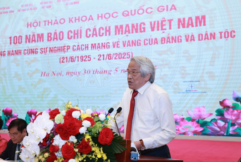 PGS.TS Bùi Đình Phong - Học viện Chính trị quốc gia Hồ Chí Minh - trình bày tham luận “Hồ Chí Minh - Nhà báo vĩ đại“. Ảnh: Hải Nguyễn