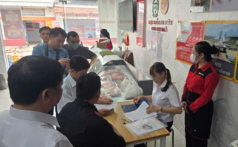 The authorities are checking meat products at the CP Fresh Shop store in My Xuyen town (My Xuyen district, Soc Trang province). Photo: Phuong Anh