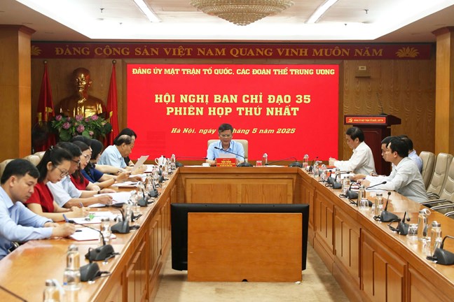 La escena de la primera sesion del Comite Directivo del Comite del Partido 35 de las organizaciones del Frente de Patrices y Central. Foto: Huong Diep