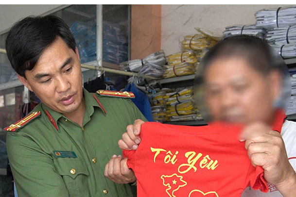 Lực lượng chức năng lập biên bản, thu giữ toàn bộ áo phông in hình bản đồ Việt Nam không đầy đủ. Ảnh: Công an Điện Biên