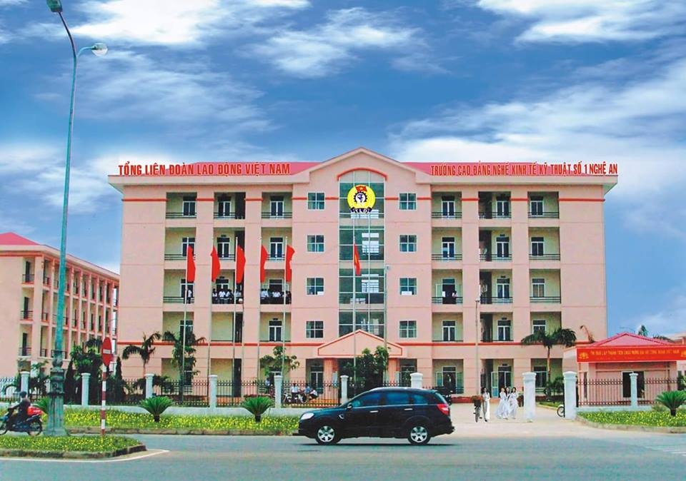 Nghe An College of Economics and Technology No. 1 recruits lecturers to teach automated electrical and sewing - fashion. Photo: Hai Dang