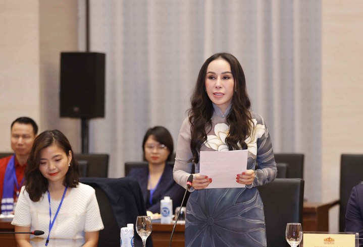 Sra. Le Nu Thuy Duong - Vicepresidenta y Directora General de Long Thanh Golf Investment and Trading Conjunte Stock Company fue considerada el titulo de heroe laborista. Foto: VNA