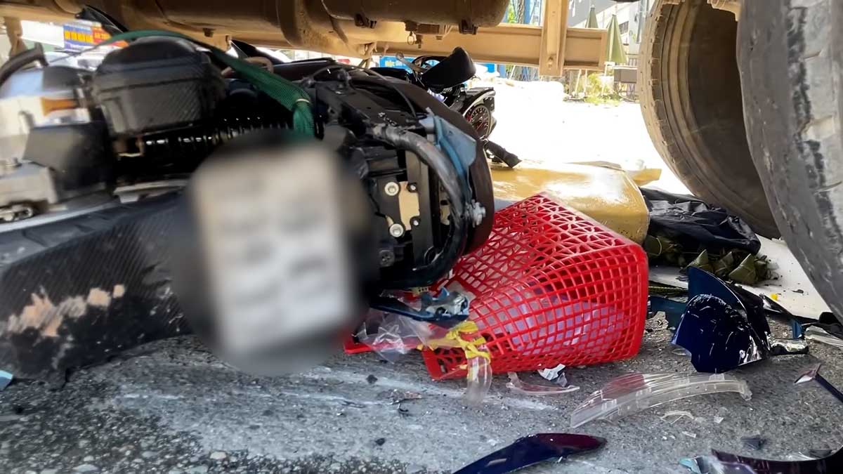 La escena de la moto fue arrastrada al camion tanque, haciendo que la niña muriera en el camino para entregar la rueda en Binh Duong. Foto: Dinh Trong
