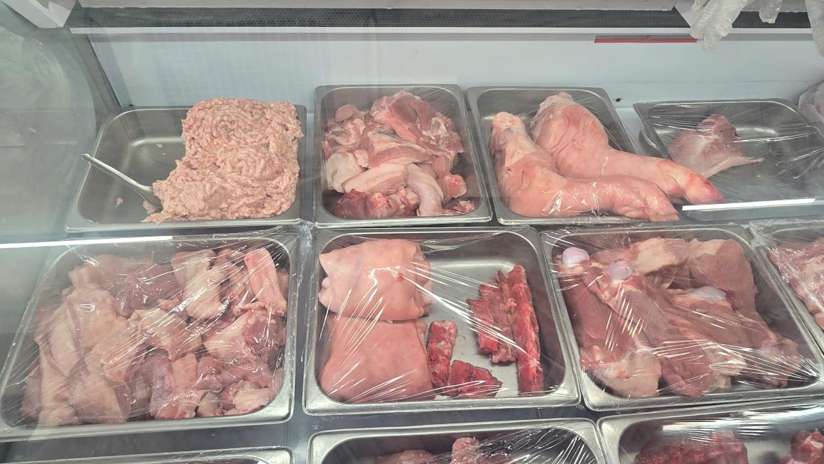 Thit heo tai cua hang C.P Fresh Shop o thi tran My Xuyen (huyen My Xuyen, tinh Soc Trang). Anh chup chieu ngay 30.5