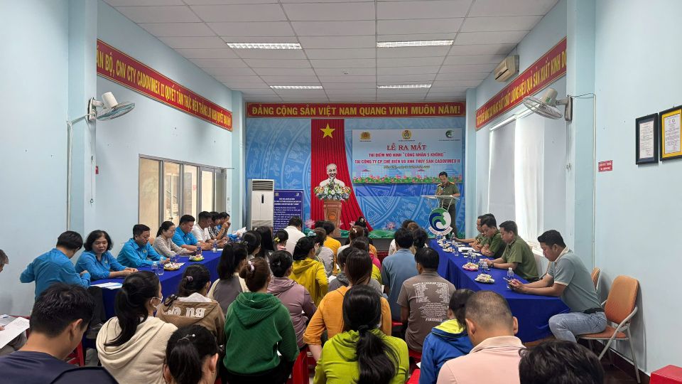 Dai dien Cong an tinh Dong Thap tuyen truyen phap luat cho doan vien, nguoi lao dong. Anh: Thanh Nghia