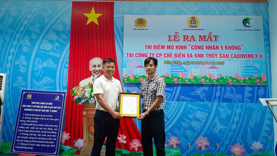 Mr. Nguyen Tan Toi - Factory Director of Cadovimex II Import-Export Processing Joint Stock Company (right) presented the decision to establish the model to the company's grassroots trade union. Photo: Thanh Nghia