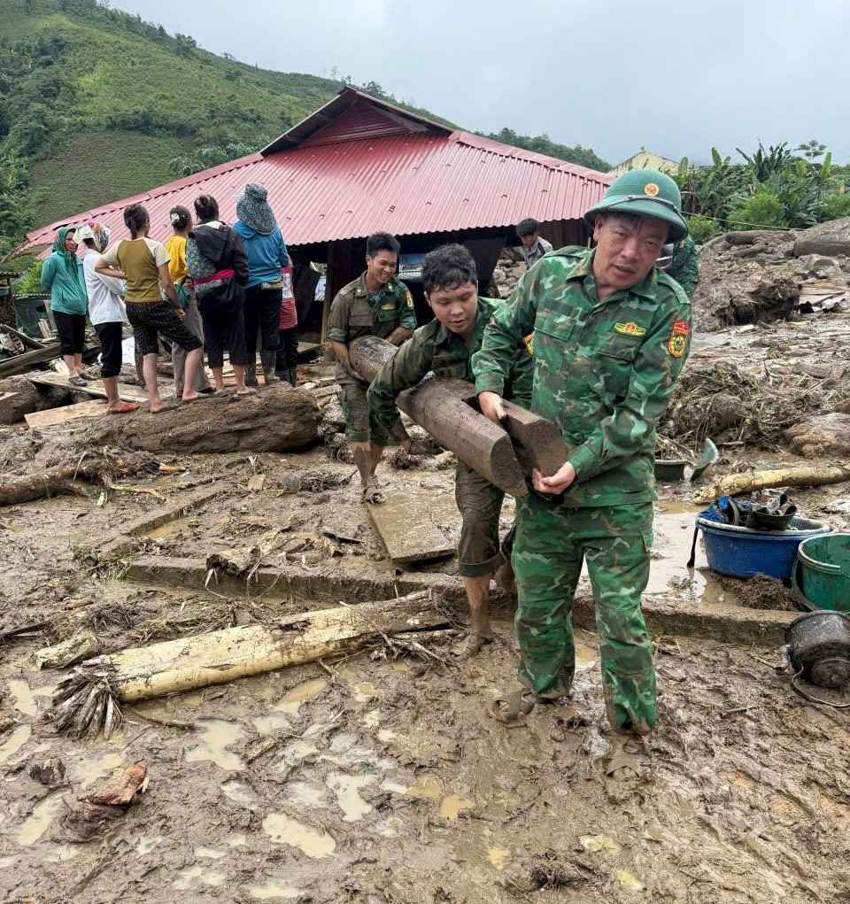 Functional forces support people in Tuong Duong district (Nghe An) to overcome the consequences of floods. Photo: Ngoc Anh