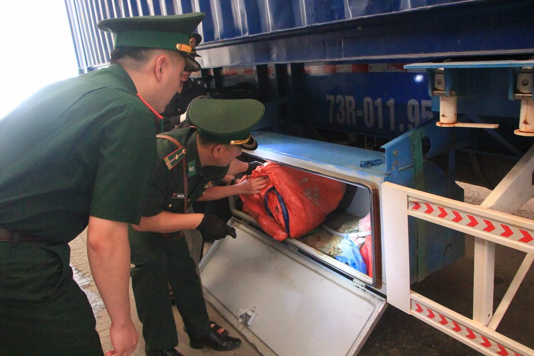 Las fuerzas funcionales verificaron los contenedores en Cha Lo International Border Gate. Foto: Xuan Hai