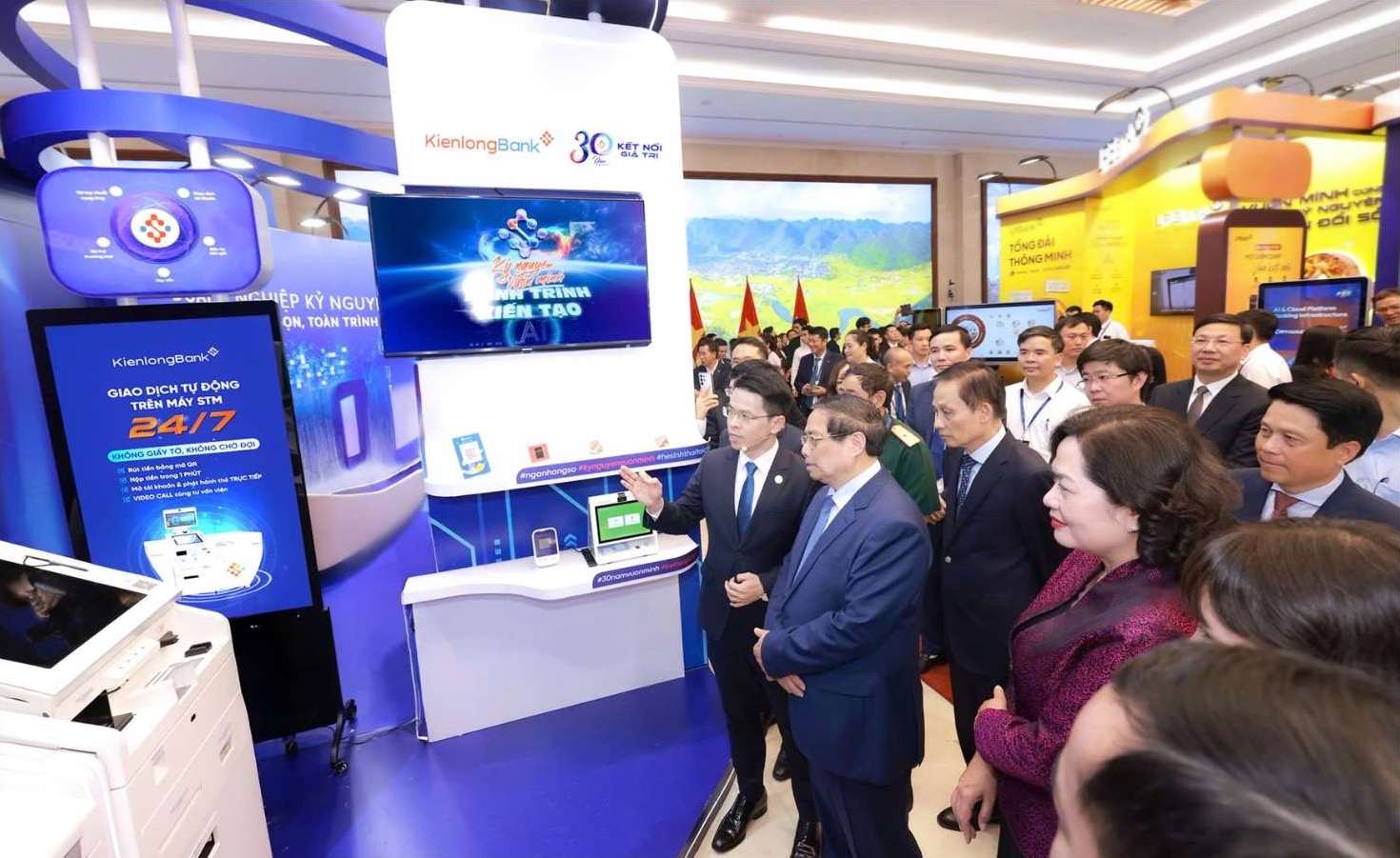 Ong Tran Ngoc Minh - Chu tich Hoi dong Quan tri KienlongBank cung Lanh dao Ngan hang - bao cao Thu tuong, Thong doc NHNN hoat dong chuyen doi so. Anh: KienlongBank