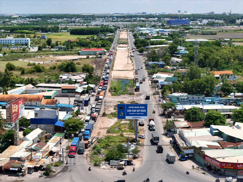 Trong anh la duong tinh 25Bdi qua huyen Nhon Trach, Dong Nai dang duoc thi cong tich cuc va du kien hoan thanh vao thang 8. Ảnh: Anh Tu