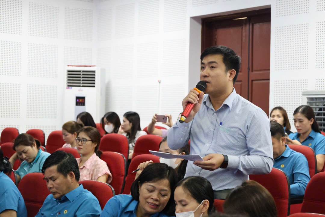 Workers expressed their opinions at the conference. Photo: Quyet Chien