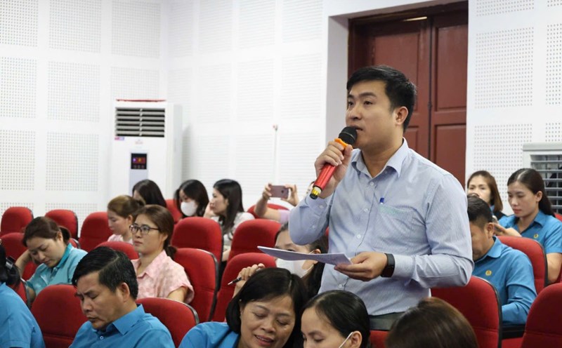 Workers expressed their opinions at the conference. Photo: Quyet Chien