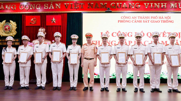 Nam 2025, Phong CSGT Ha Noi co 372 can bo, chien si duoc thang cap bac ham, nang bac luong. Anh: Tien Trach