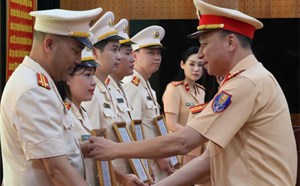 372 cán bộ, chiến sĩ Phòng Cảnh sát giao thông Hà Nội được thăng cấp bậc hàm
