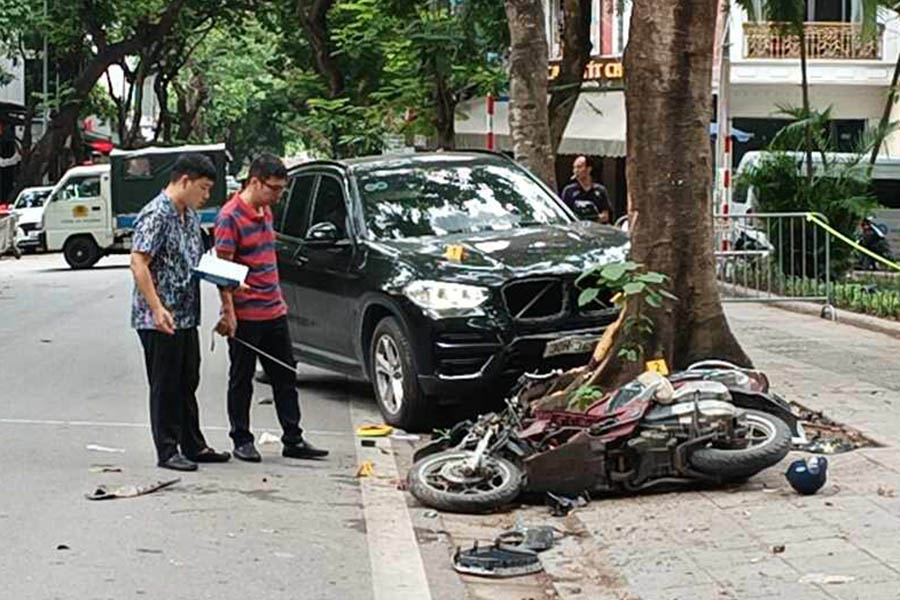 Co quan chuc nang bao ve hien truong, dieu tra nguyen nhan vu tai nan khien nu sinh dut lia chan. Anh: Ha Thanh
