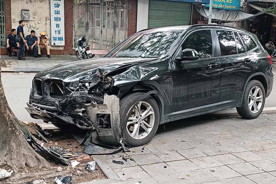 Oto va xe may bi hu hong nang phan dau. Anh: Ha Thanh