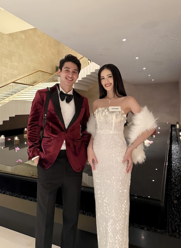 Tuan Ngoc va Y Nhi hoi ngo tai Miss World. Anh: Sen Vang.