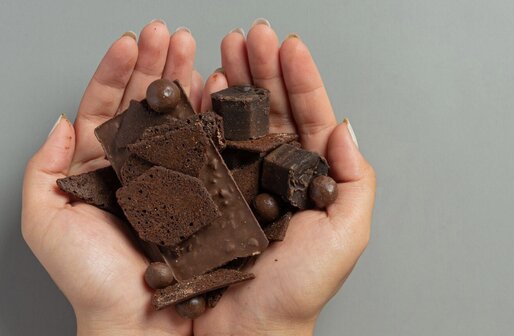 Is drinking tea and eating chocolate good for blood pressure? Photo: Thuy Duong
