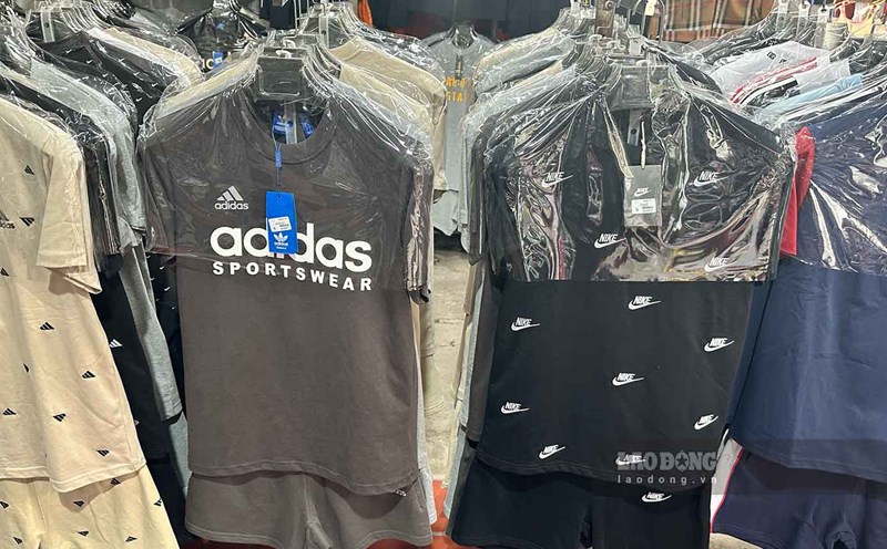 Many items of clothing of famous brands such as Adidas, Kappa, Nike... with wholesale prices from only 170,000 - 180,000 VND/piece at Ninh Hiep market (Gia Lam, Hanoi). Photo: Thien Thom
