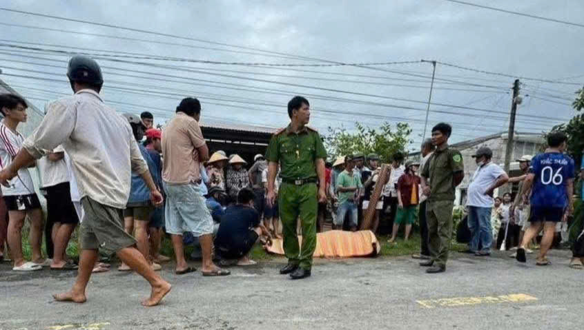Two people died due to electric shock while passing through the area where the power line broke due to fallen trees due to storms in Tra Vinh. Photo: Duc Loi