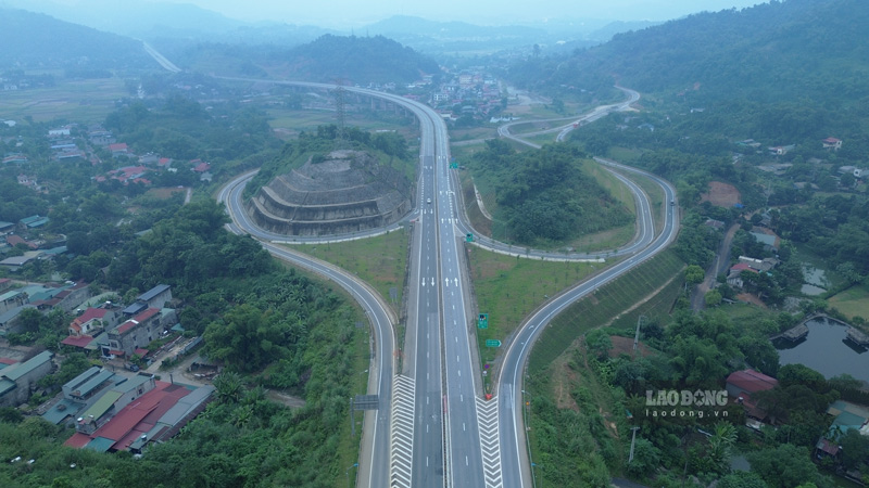 The expansion of the Noi Bai - Lao Cai Expressway and the Yen Bai - Lao Cai section to 4 lanes has been the desire of many people for many years. Photo: Dinh Dai.