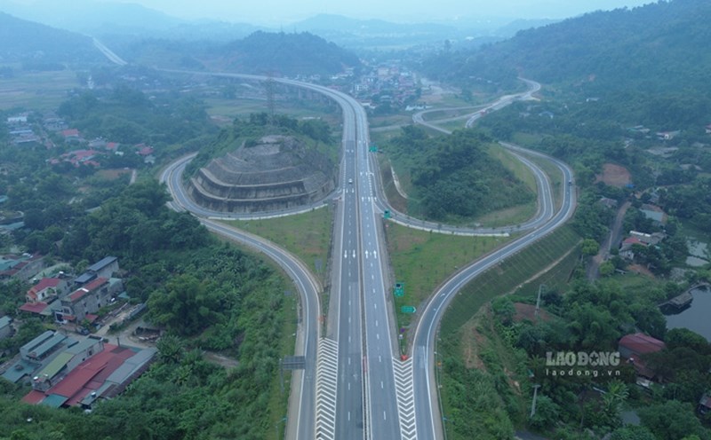The expansion of the Noi Bai - Lao Cai Expressway and the Yen Bai - Lao Cai section to 4 lanes has been the desire of many people for many years. Photo: Dinh Dai.