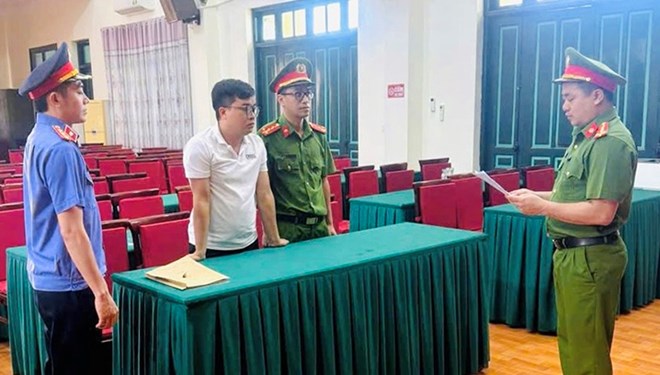 The authorities issued a decision to prosecute and an order to temporarily detain the Director of Win Group Human Resources Supply Company Limited for the act of "illegally trading invoices". Photo: Quang Binh Police