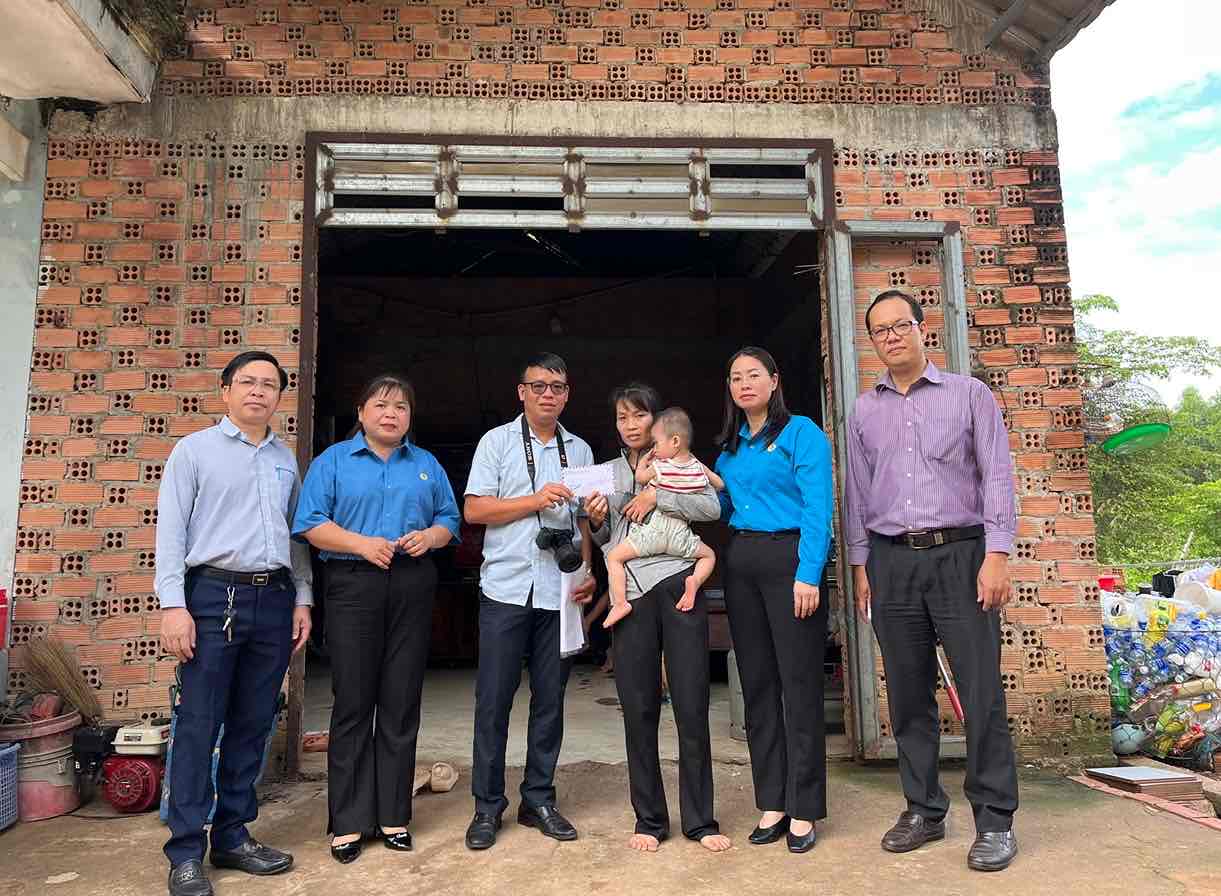 The Golden Heart Social Support Fund in collaboration with the Dong Nai Provincial Federation of Labor and the Vinh Cuu District Federation of Labor presented support to the family of worker N.L.S who died in a work accident. Photo: HAC