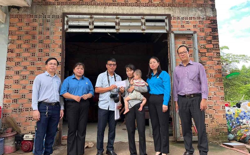 The Golden Heart Social Support Fund in collaboration with the Dong Nai Provincial Federation of Labor and the Vinh Cuu District Federation of Labor presented support to the family of worker N.L.S who died in a work accident. Photo: HAC