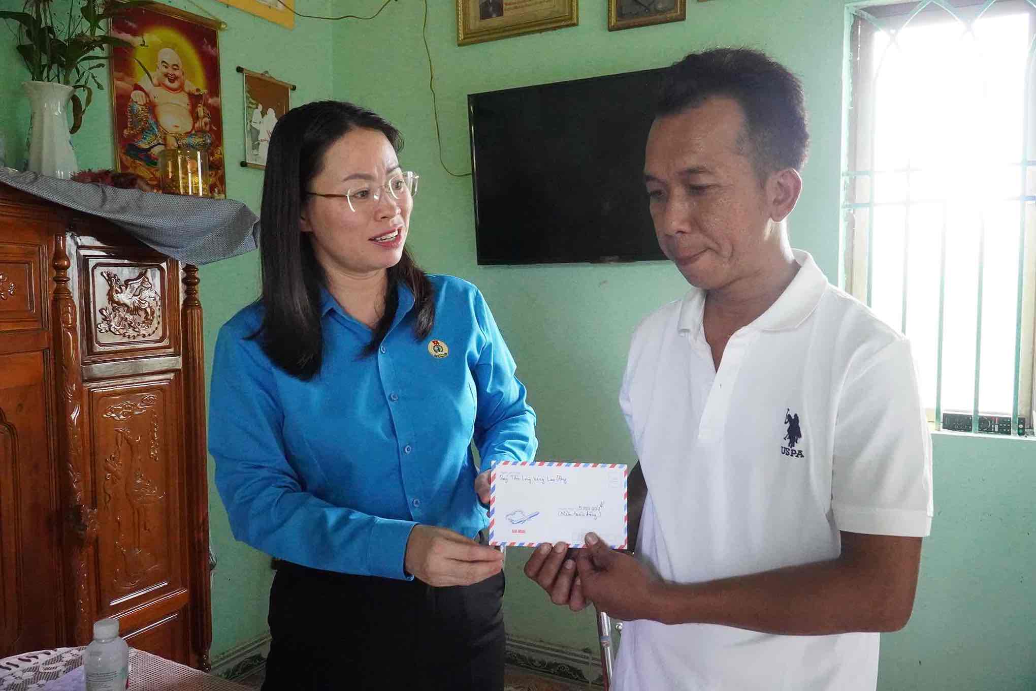 Dai dien LDLD tinh Dong Nai trao ho tro Quy XHTT Tam Long Vang cho cong nhan bi thuong do tai nan lao dong. Anh: HAC