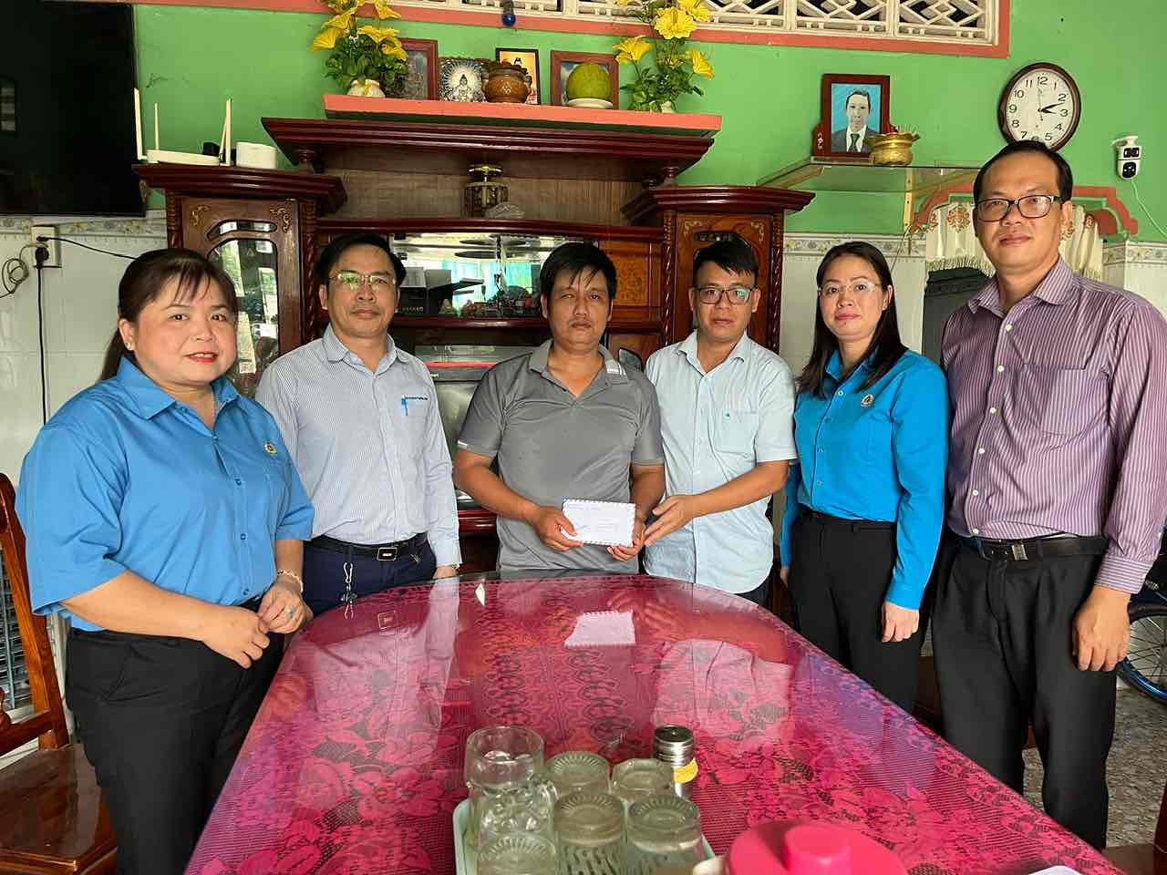 Quy XHTT Tam Long Vang trao ho tro cong nhan Nguyen Tan Huy. Anh: HAC