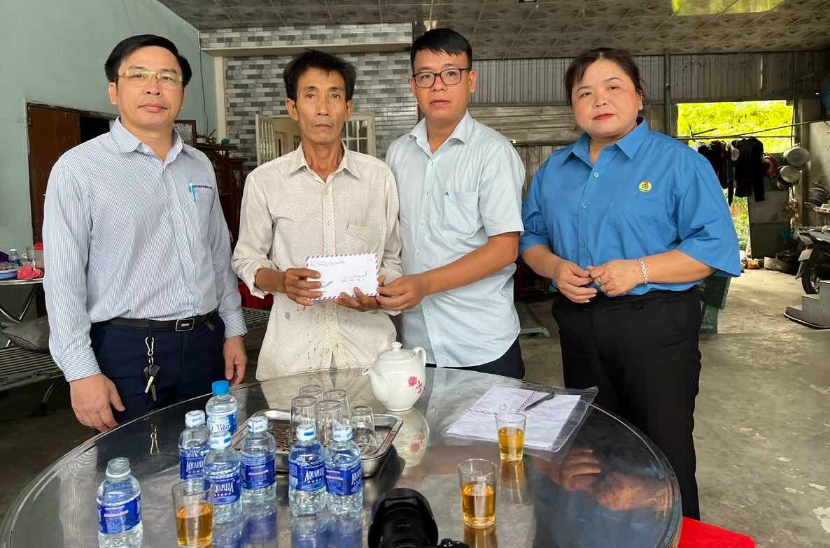 Quy XHTT Tam Long Vang trao ho tro gia dinh cong nhan N.H.Q.L tu vong do tai nan lao dong. Anh: HAC