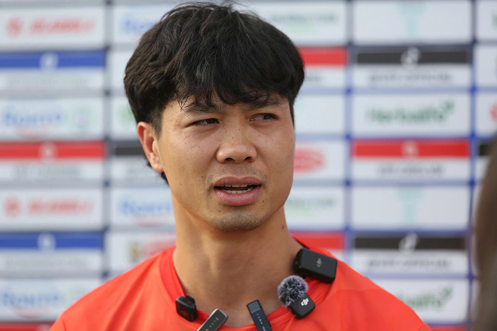 Cong Phuong entrevisto en la sesion de entrenamiento de la tarde del 30 de mayo del equipo vietnamita. Foto: Minh Dan