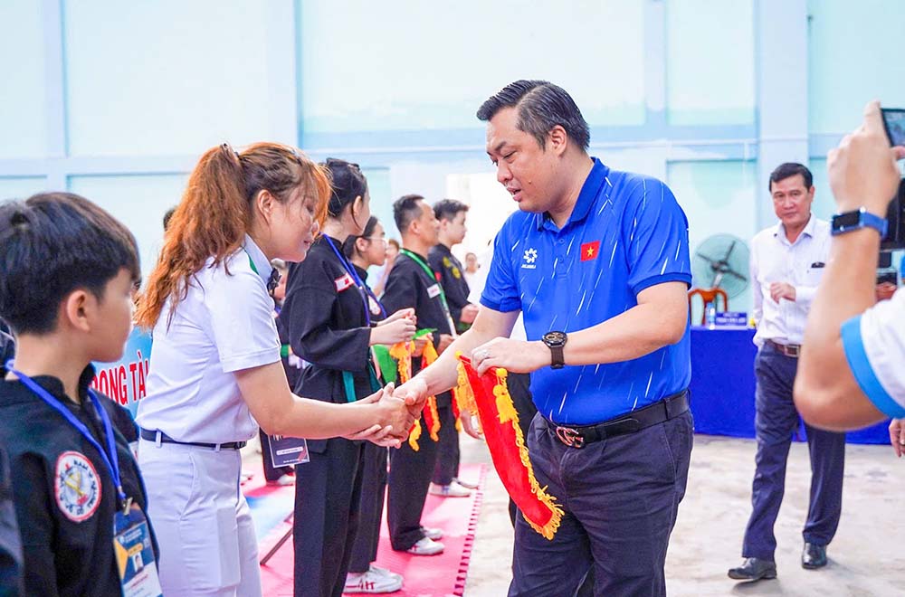 Mr. Cao Van Chong - Deputy Director of the Department of Culture - Sports and Tourism of Binh Duong province, Head of the Organizing Committee of the tournament presented souvenir flags to participating units. Photo: Binh Duong Department of Culture, Sports and Tourism