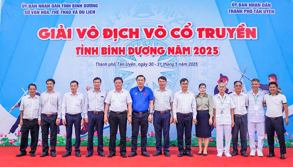 Dai bieu va dai dien ban to chuc du le khai mac. Anh: So VHTTDL Binh Duong