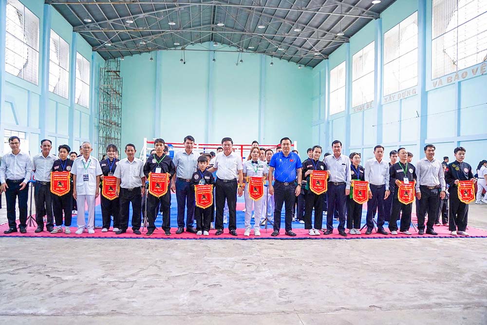 Dai bieu, ban to chuc giai chup hinh luu niem cung cac don vi tham du giai. Anh: So VHTTDL Binh Duong
