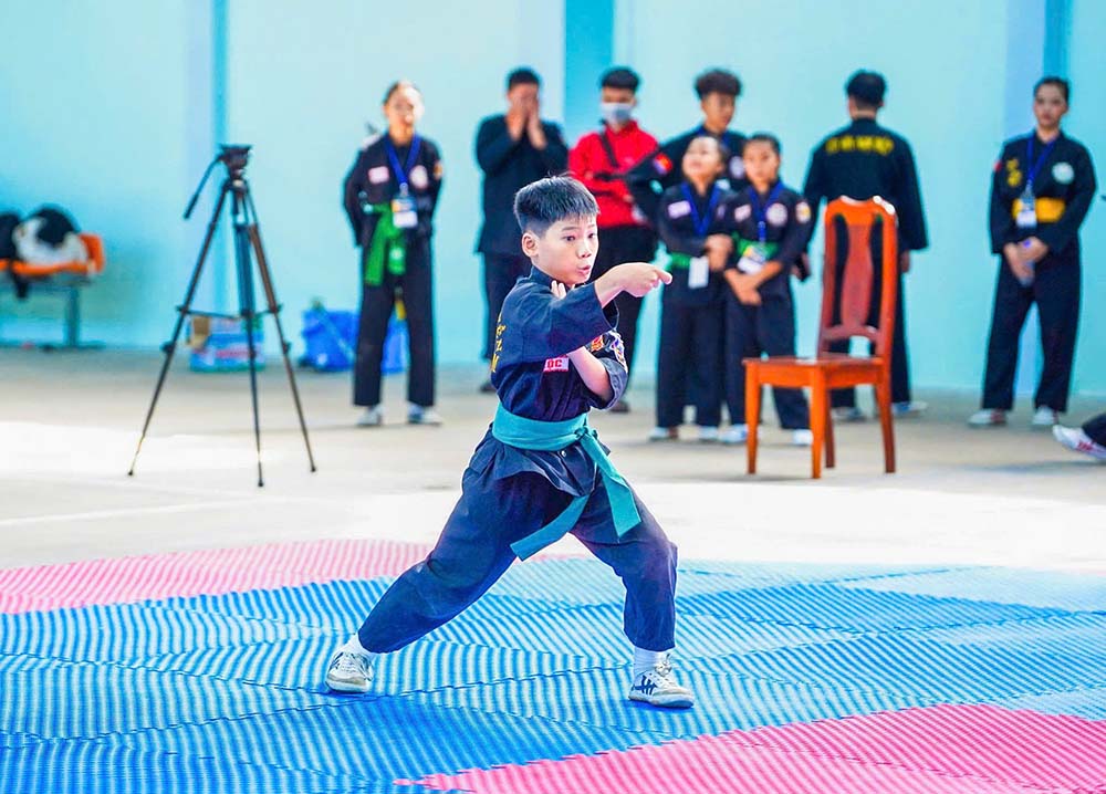 Cac van dong vien tranh tai sau le khai mac. Anh: So VHTTDL Binh Duong